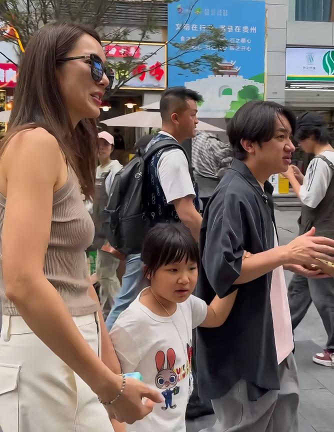 6月23日，王祖蓝、李亚男带着女儿现身贵阳街头，一家三口开心逛街的画面，很是温馨