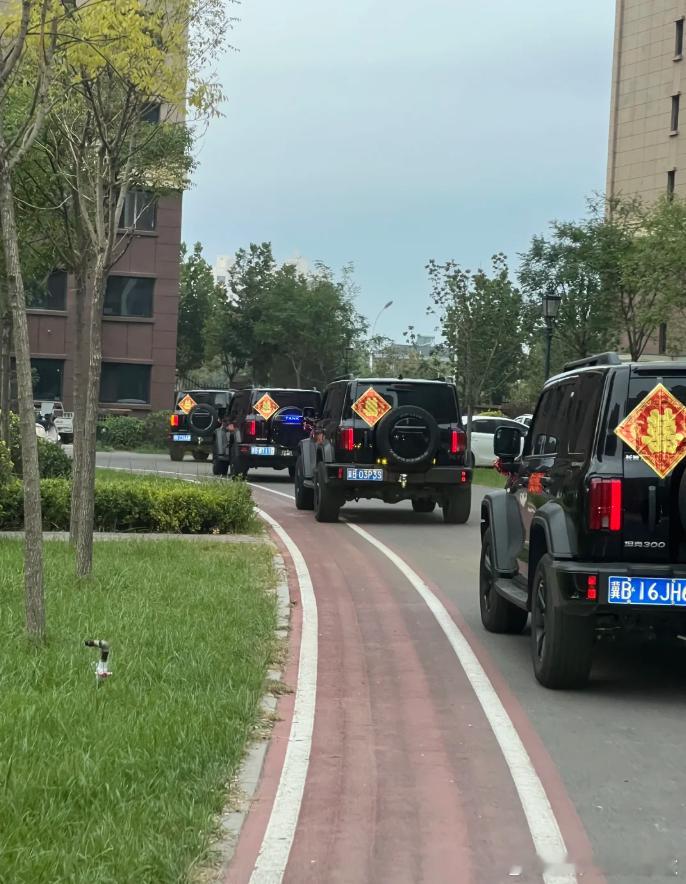 一定是个坦克车友的婚礼，硬派越野做婚车，很nice！​​​