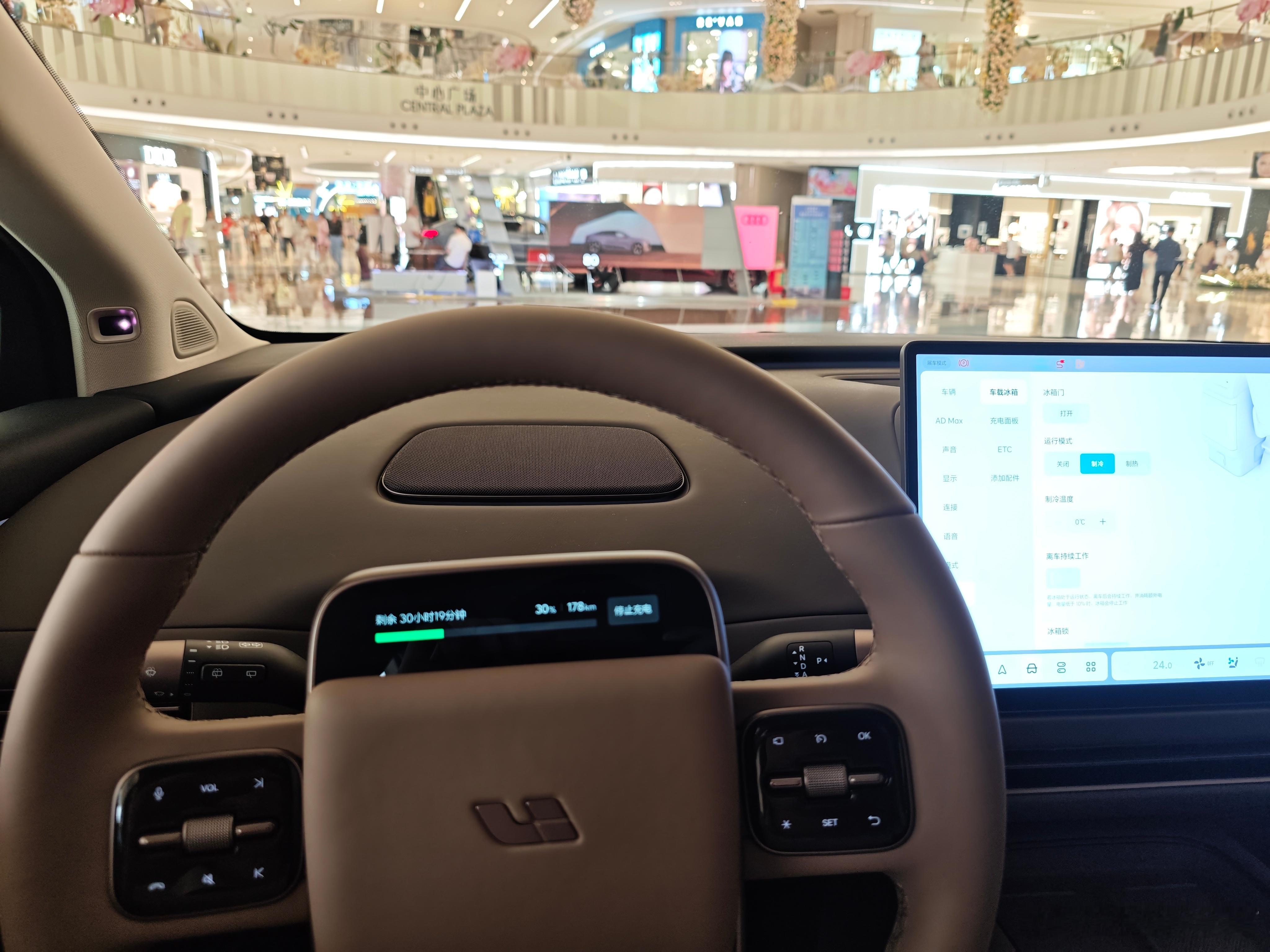理想i8这个主驾驶前面的扬声器，本来以为会有什么黑科技，来实现定向发声的神奇效
