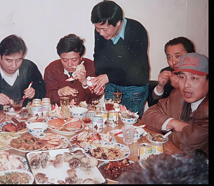 90年代初，陈道明与友人一起吃饭的画面，有螃蟹与花蛤，一桌子多是硬菜，嘻嘻！
