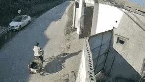 谁的责任？双方都是小心翼翼的，悲剧还是发生了。一个女子骑着三轮车，行驶在狭窄的