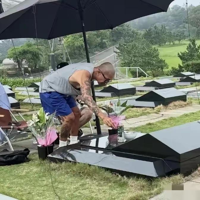 严重怀疑具俊晔心理出了问题，近日又有网友在大S的墓地碰到了他，有知情的网友爆