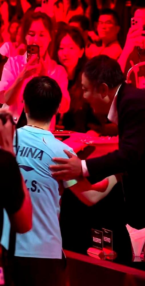 新加坡大满贯的赛场边，孙颖莎死死咬住下嘴唇，汗水顺着紧绷的下巴往下砸，全场几千人