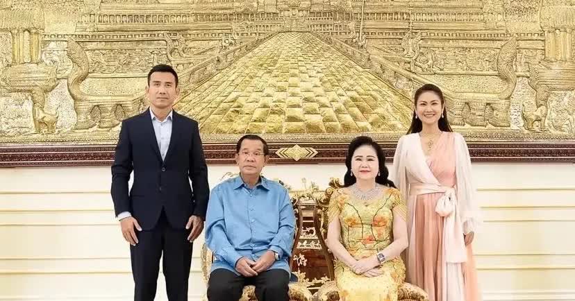 这是柬埔寨强人洪森大女儿洪玛娜与现任丈夫的的合影，作为洪森大女儿，洪玛娜可算是上