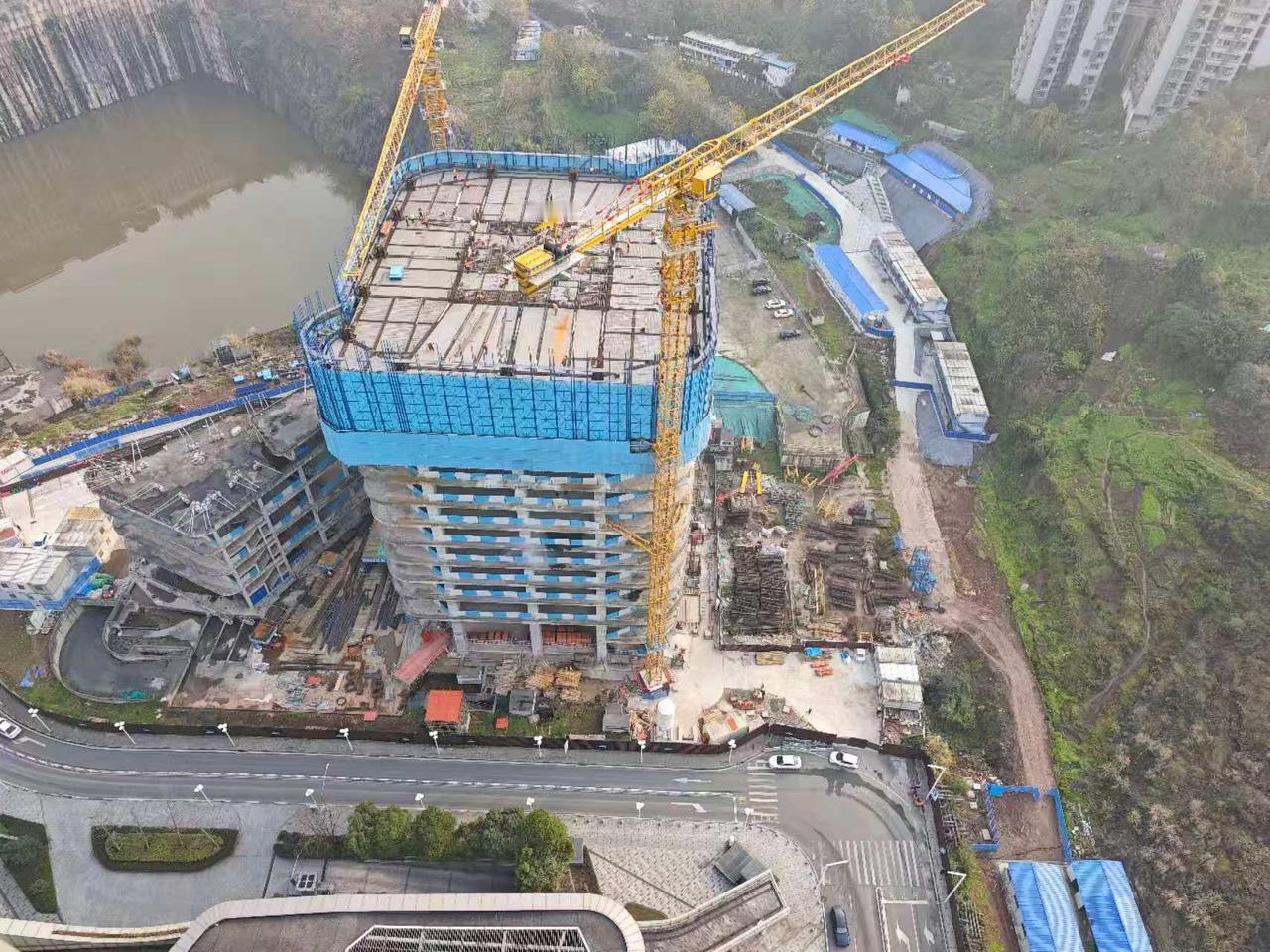 弹子石的这栋烂尾楼，终于复工了今天到阿里巴巴重庆总部办事，站在高楼上俯瞰，发