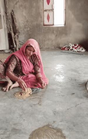 原来这是真的。这是印度一个普通家庭。午餐时分，全家盘腿坐在地上，每人面前一堆食