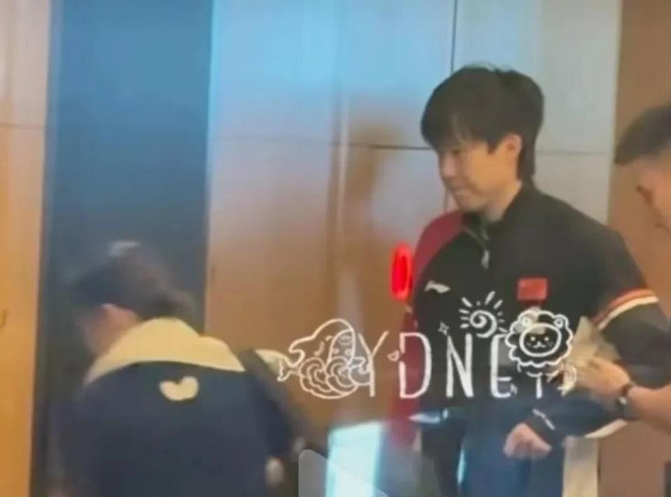 0.5秒，全网破防！王楚钦让电梯，热搜爆了！监控里，他刚踏进去，余光扫到大藤