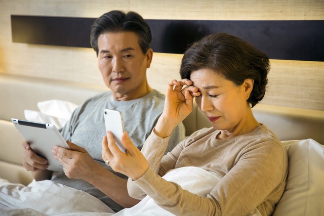 我们小区一个阿姨，今年66岁，伺候瘫痪老伴7年多。都说她命苦，不容易，结果老伴年