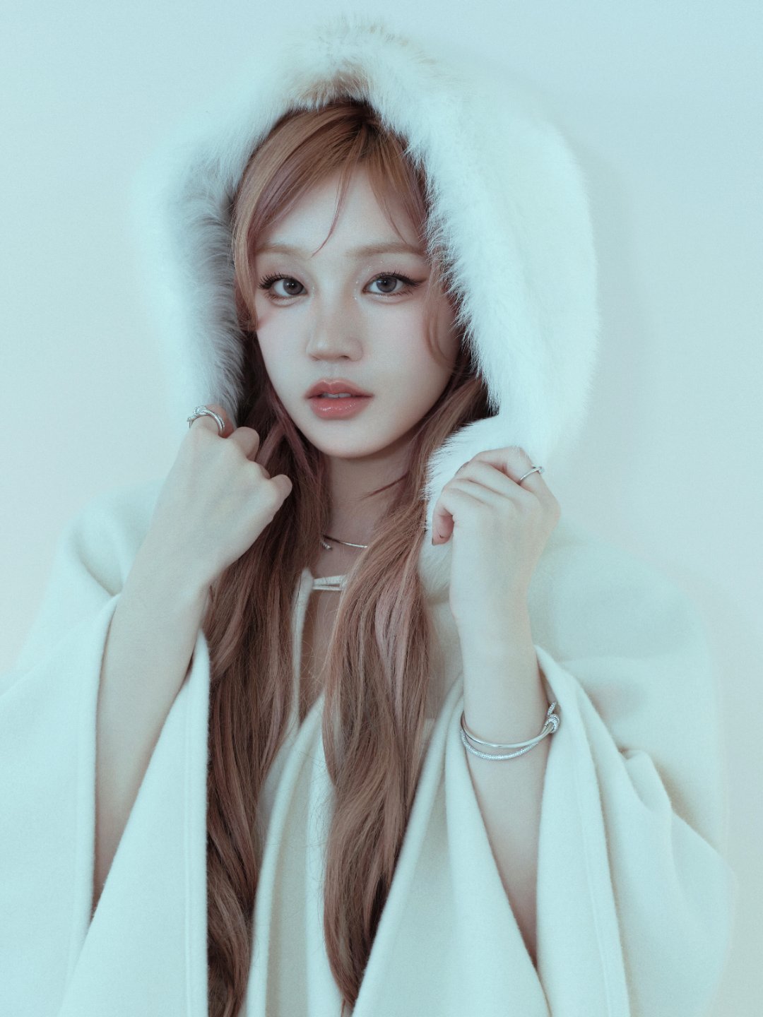 冬日氛围感浅粉发色配纯白斗篷宋雨琦清冷又温柔