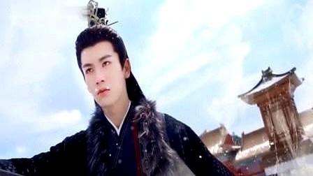 “粉底液将军”和“硬汉霸王”，放一起简直是降维打击！最近张凌赫的《逐玉》大火