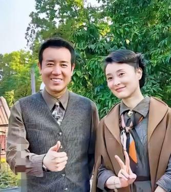 于和伟一个电话打给吴越：“妹，有个戏，来吗？”吴越想都没想：“哥，去。”她没问角
