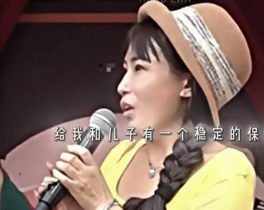 “这都是哪里来的自信啊？”42岁离异带娃的女子去参加王婆相亲，提出的几个条件让人