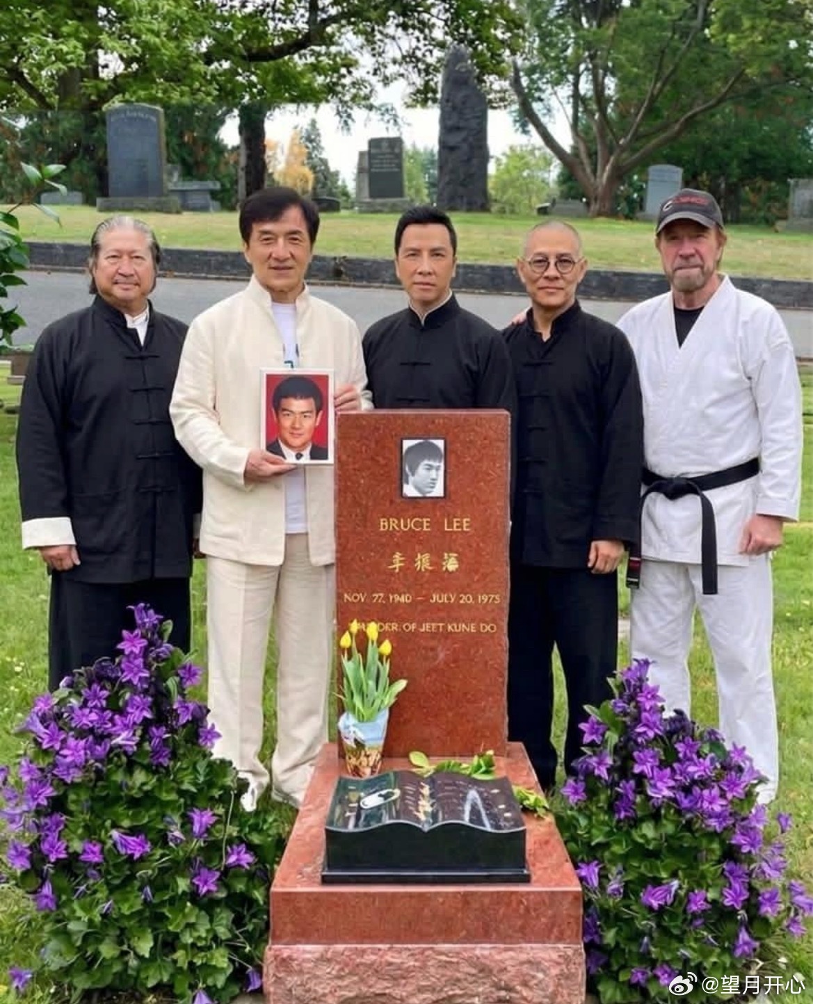 成龙、洪金宝、李连杰、甄子丹等人去李小龙墓前50年后的今天，李小龙依然是华人最具