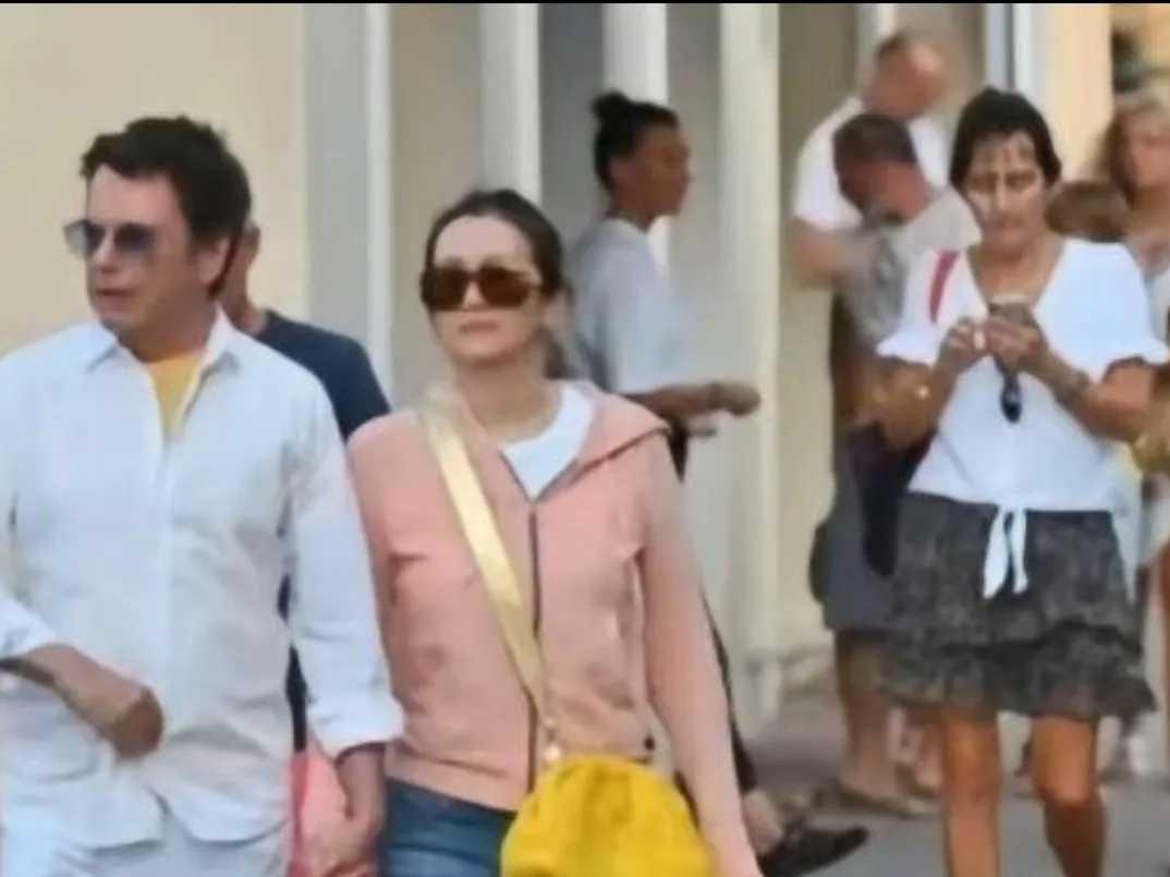 街头偶遇巩俐夫妇出行，紧紧牵手尽显甜蜜恩爱街头偶遇巩俐与丈夫一同外出，二人相伴