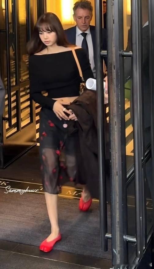 网友靠分趾鞋认出Lisa粉丝在香港街头偶遇Lisa，对方遮脸否认身份，粉丝依靠标