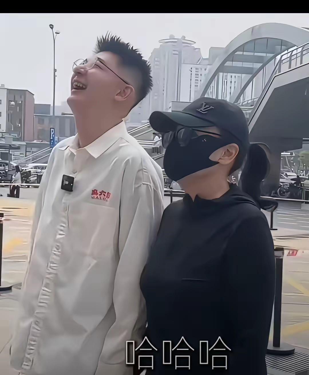 被麻六记主播小宇和张兰牵手的照片暖到了。兰姐戴着帽子口罩，酷酷的，牵着主播小宇