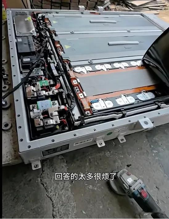 这是网友晒出的问界M9的电池控制系统，作为一个普通消费者的角度评价一下，虽然不是