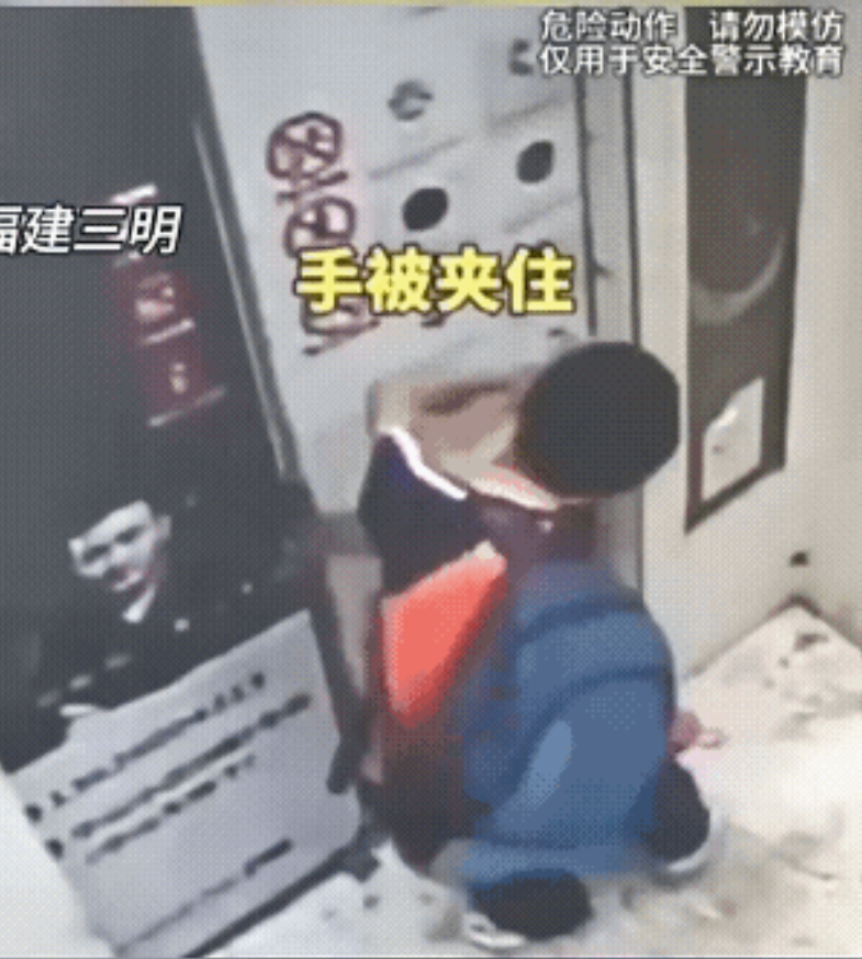 电梯：忍无可忍，无须再忍！俺也是有脾气的！小孩在电梯里9次阻挡关门，监控喊话
