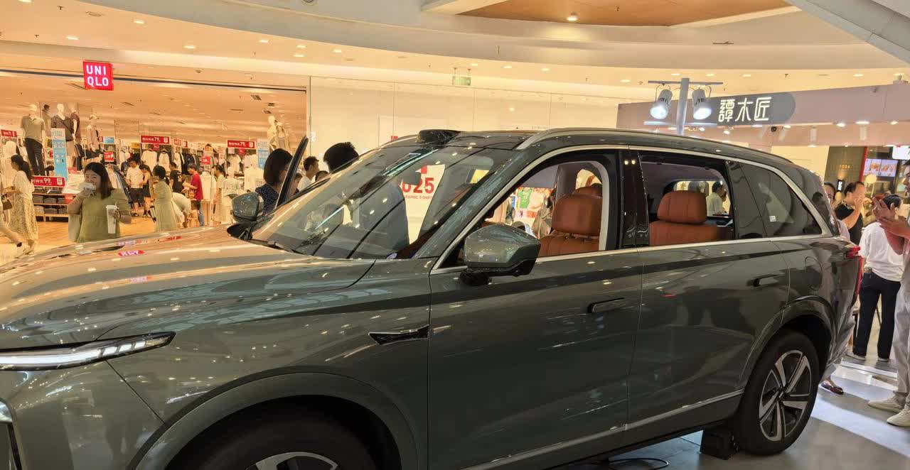 理想L6看了展车，内饰设计、做工都很不错啊，难怪很多人都说理想才是懂客户的[呲牙