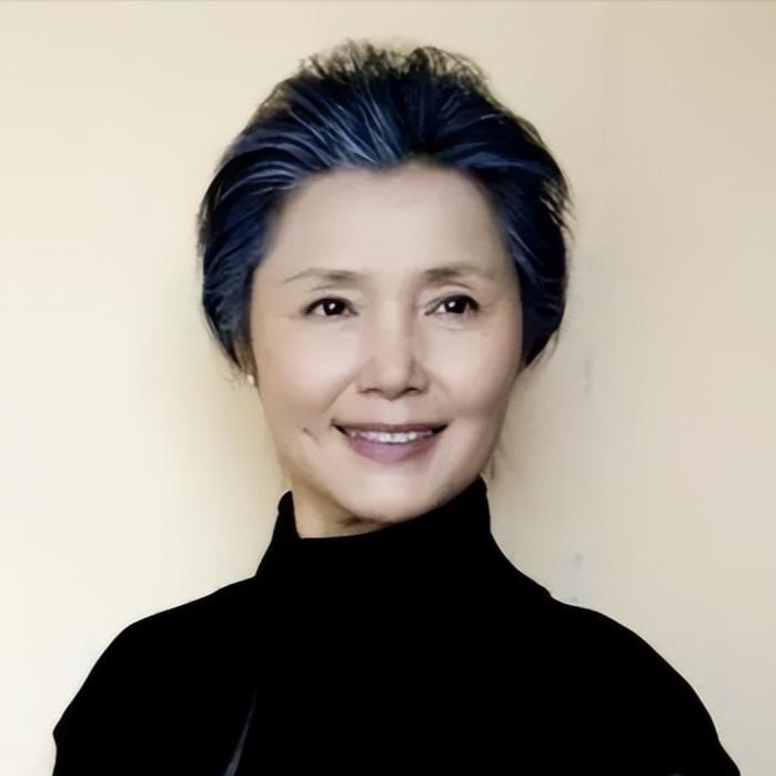 现在很多人说谁能认出这位演员的，都60岁以上了。就像有张老照片里的三位，左边气场