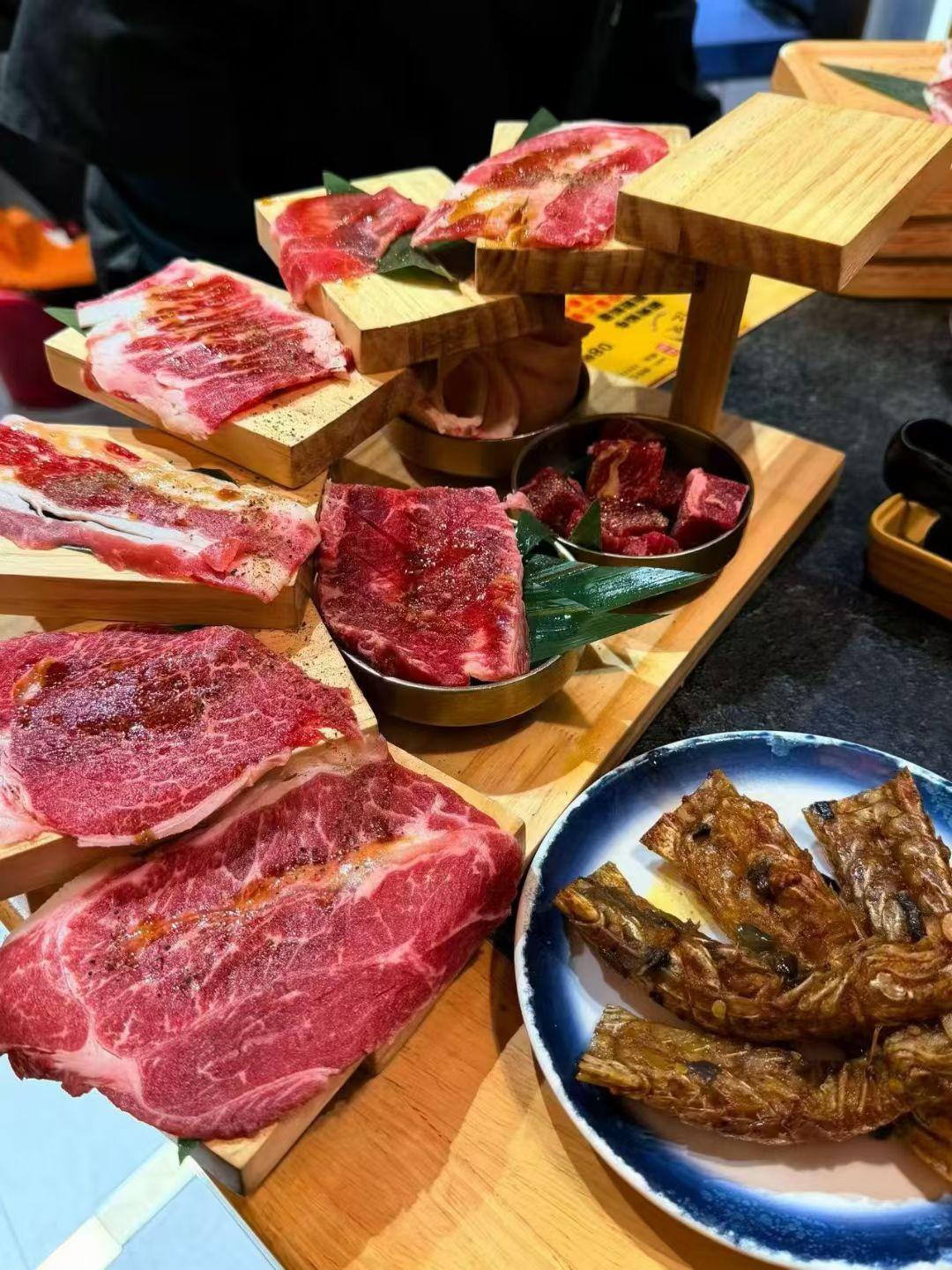 藏在烟火气里的小确幸：一顿烤肉，治愈一整天的疲惫加班到晚上九点，脑子像灌了铅
