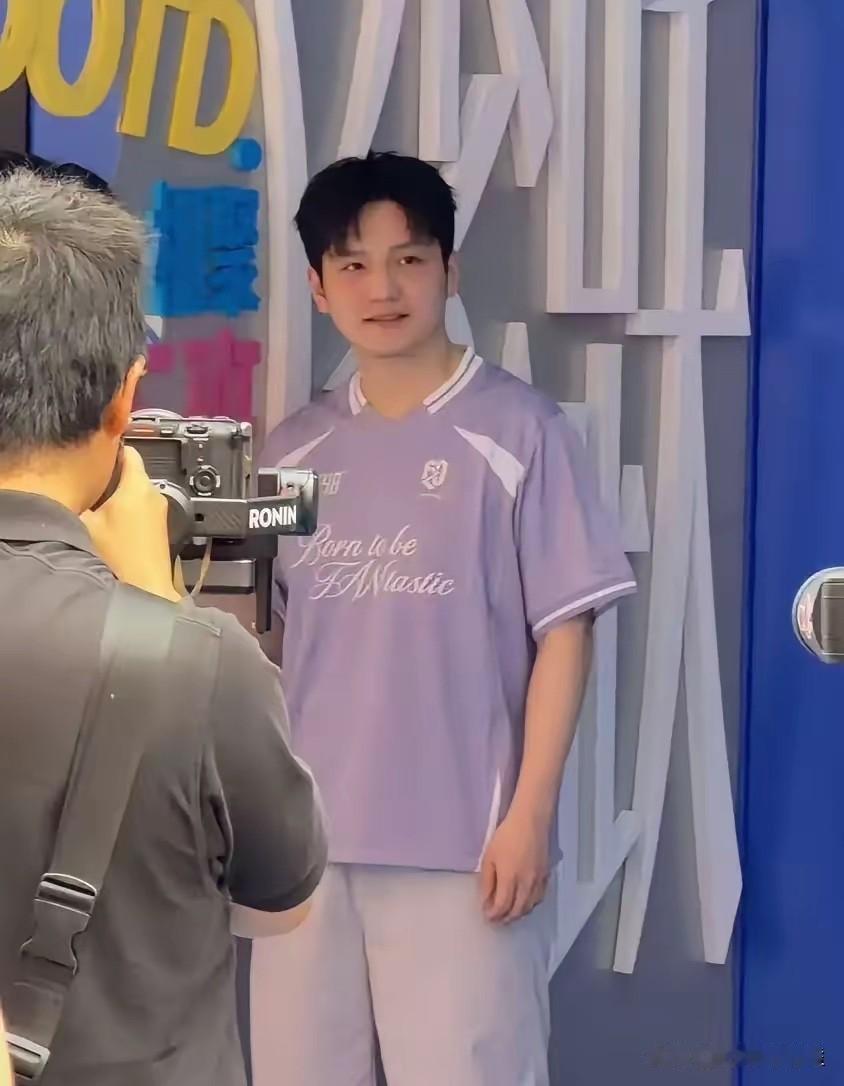 安踏估计都后悔了，后悔为什么没早点请樊振东代言！原以为安踏非公开活动，不会有