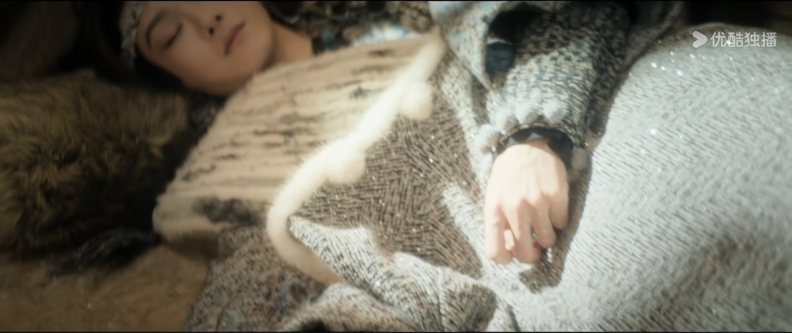 关于《月鳞绮纪》为了这点醋，才包的这顿饺子。有事没事那衣服都要摆好华丽的大拖尾，