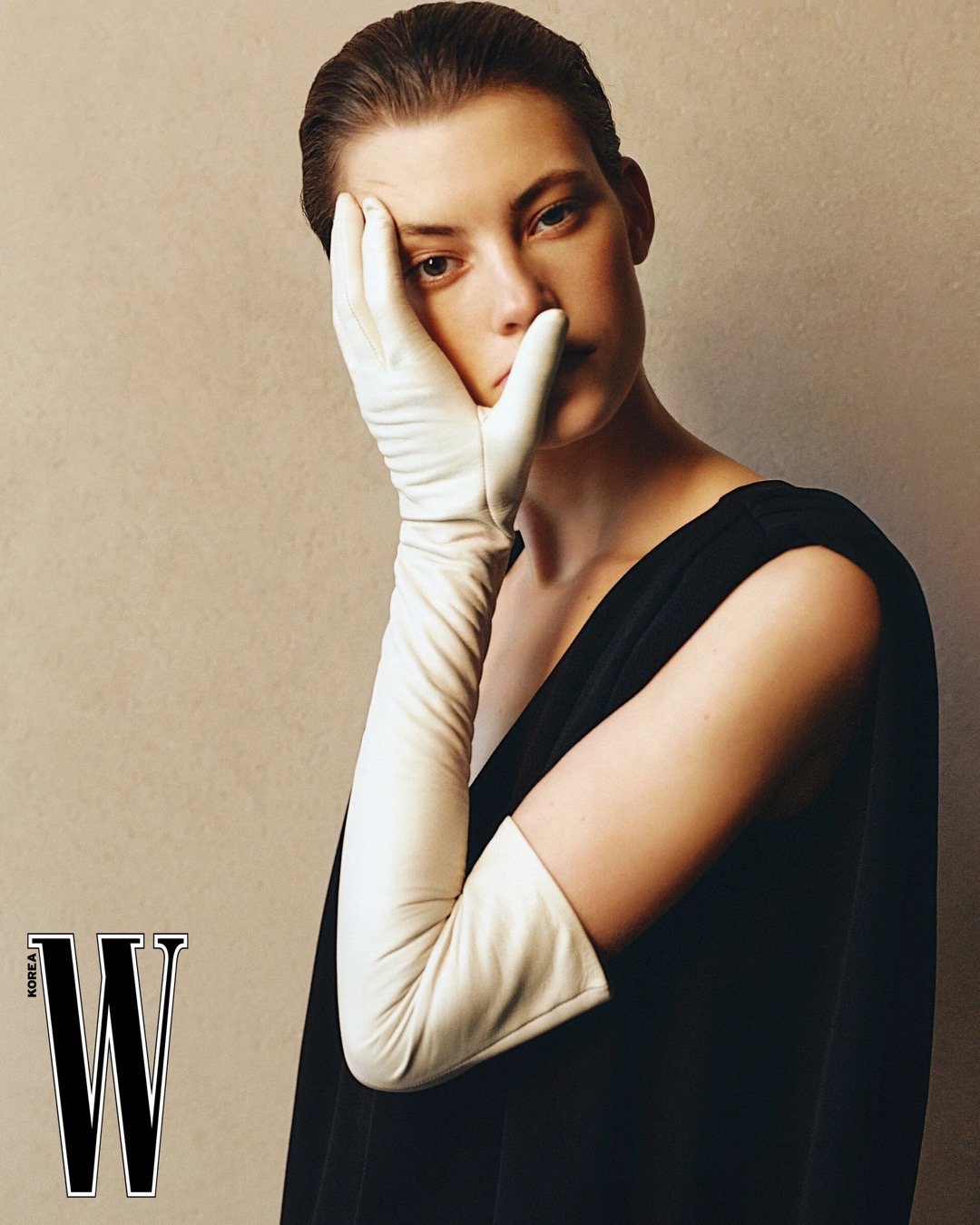 模特DanaSmith出镜韩版《W》2026年1月刊，带来全新Balencia