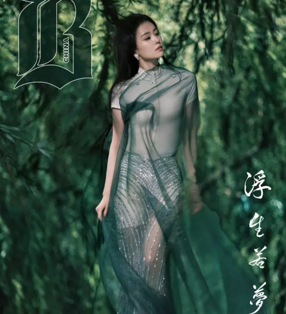 白鹿穿黑色露肩修身裙秀婀娜身材竹林剑影间尽显侠女气质​​​
