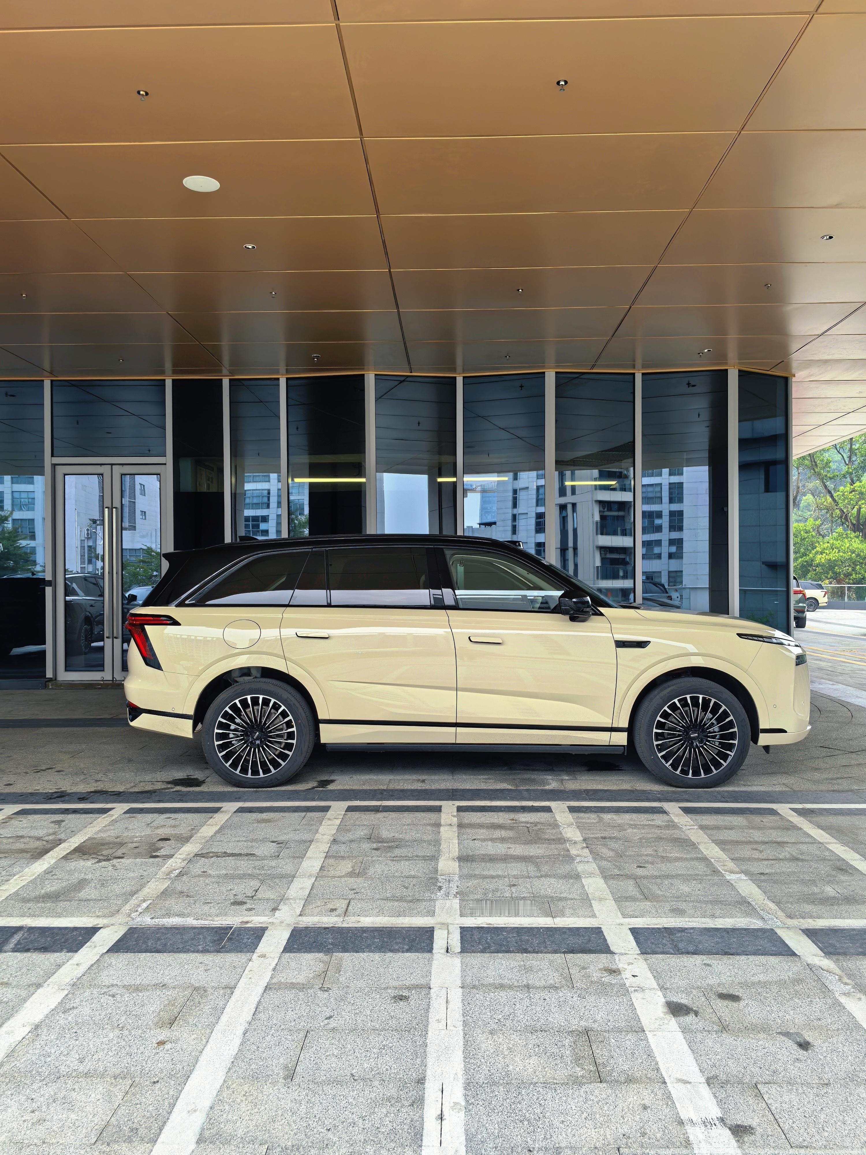 试驾魏牌全新蓝山智能进阶版的时候，我觉得晨光白和薄暮青两款双色涂装非常有效果，很