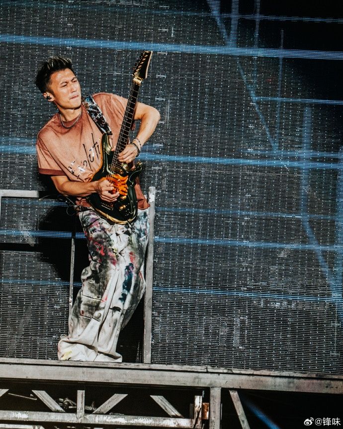 咱就是说谢霆锋这状态也太绝了！45岁的他最近被拍到给员工开会，侧颜完美得跟雕塑似