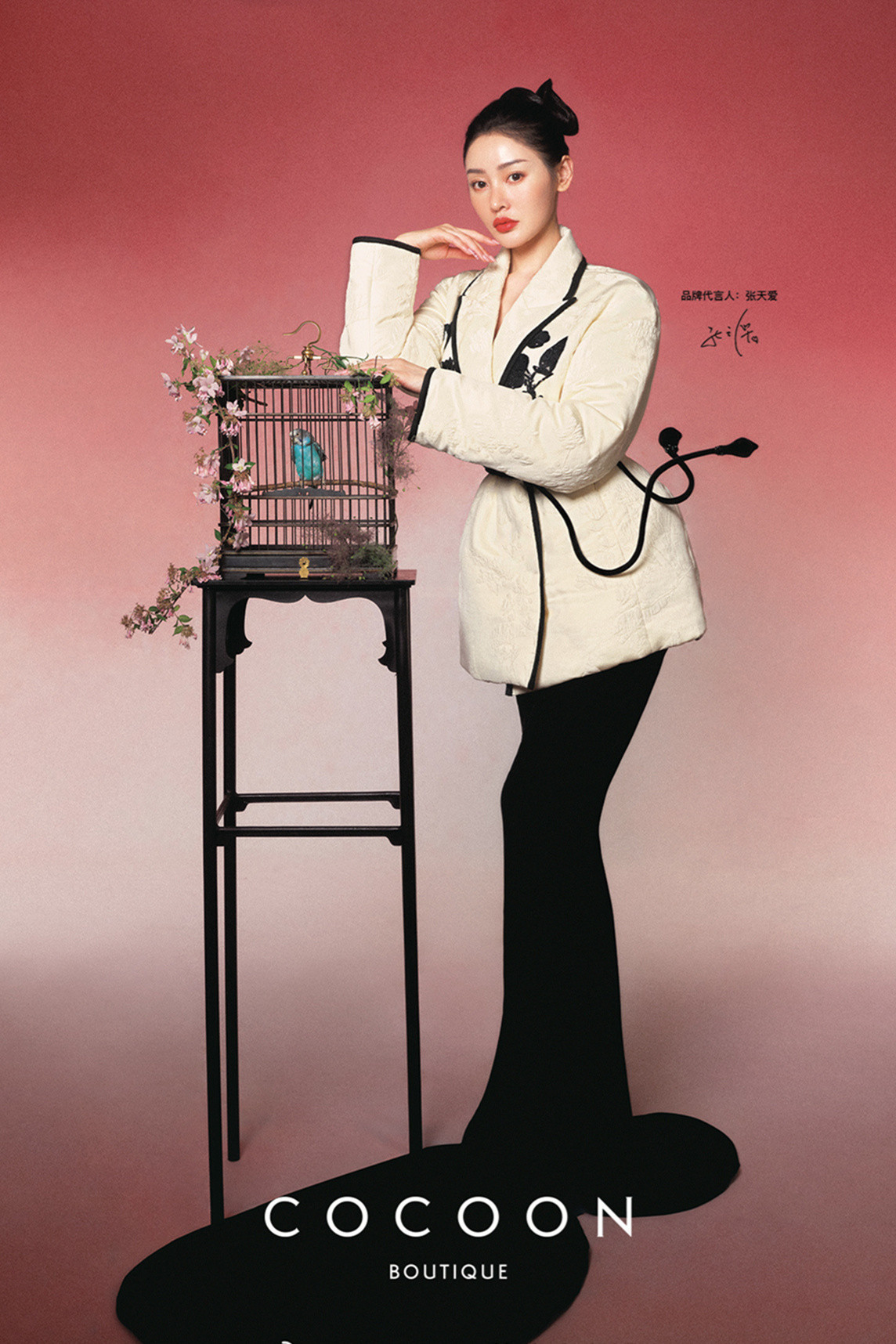 张天爱穿搭写真精选——丝路寻蝶大片：浮光蝶影，东西方交融之美。张天爱