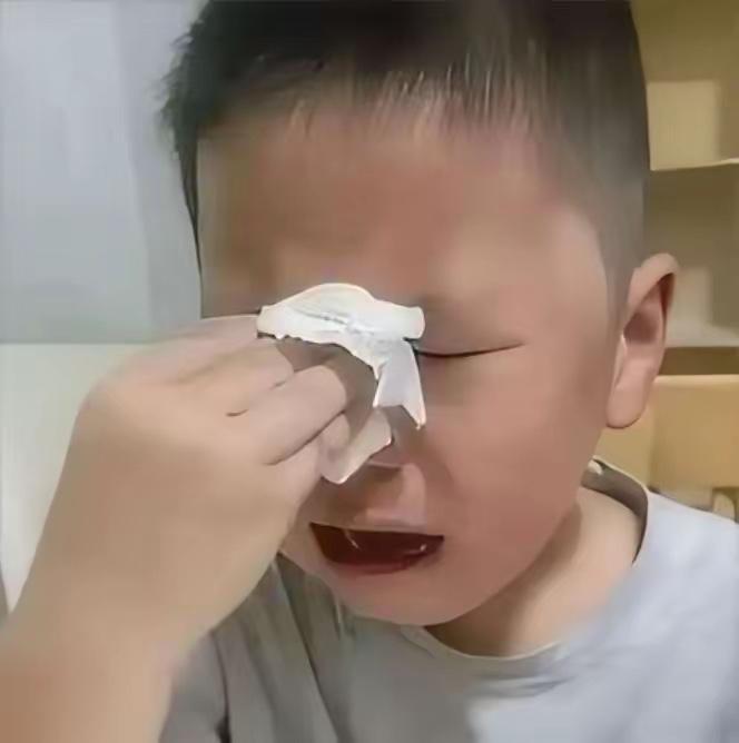 读二年级的儿子语文考了97分，爸爸问他：“你那3分错哪了？”儿子委屈地望着爸爸，