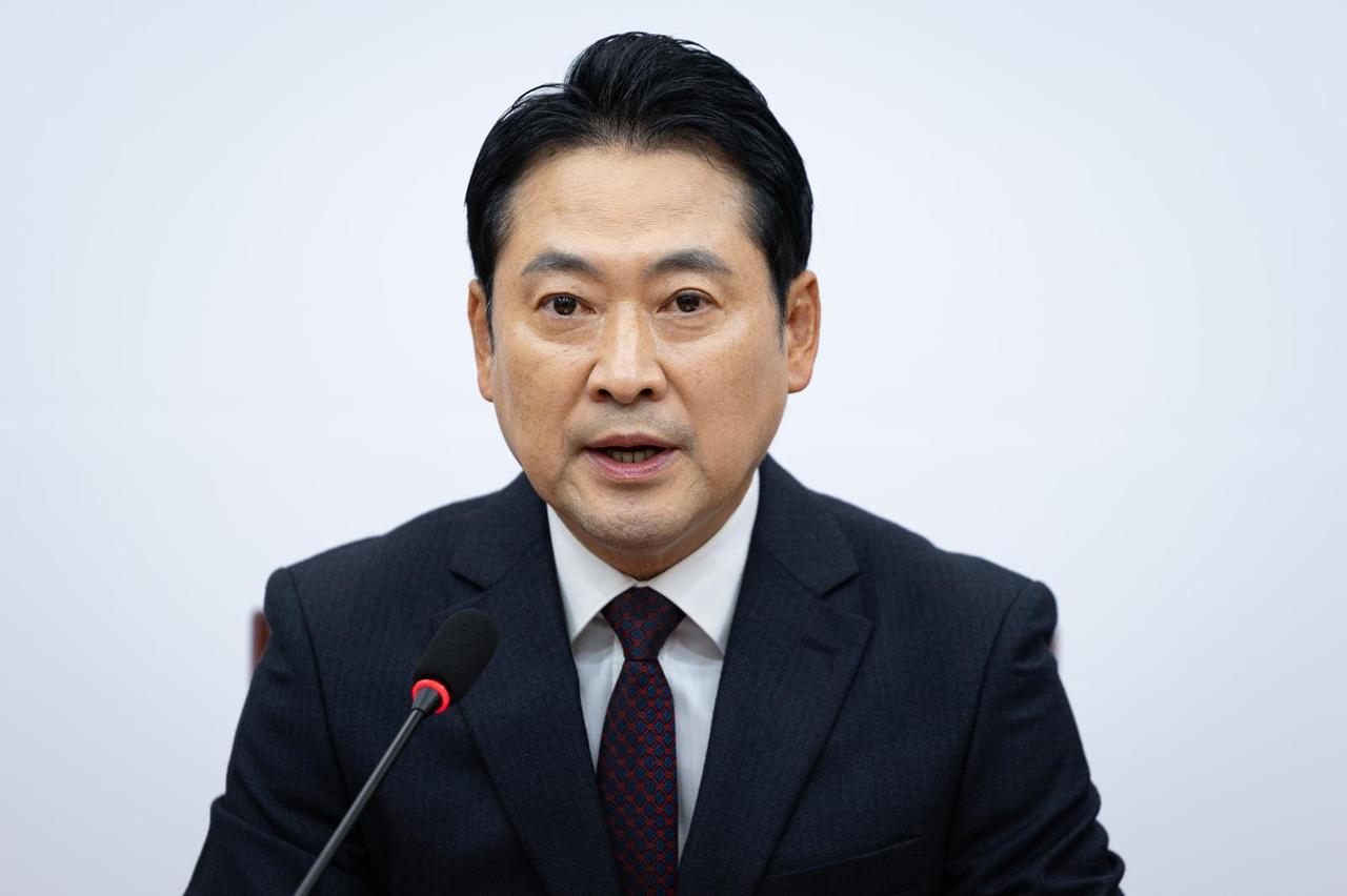 韩国媒体消息，国民力量党代表张东赫履行承诺会见拘留中的前总统尹锡悦并呼吁“团结战