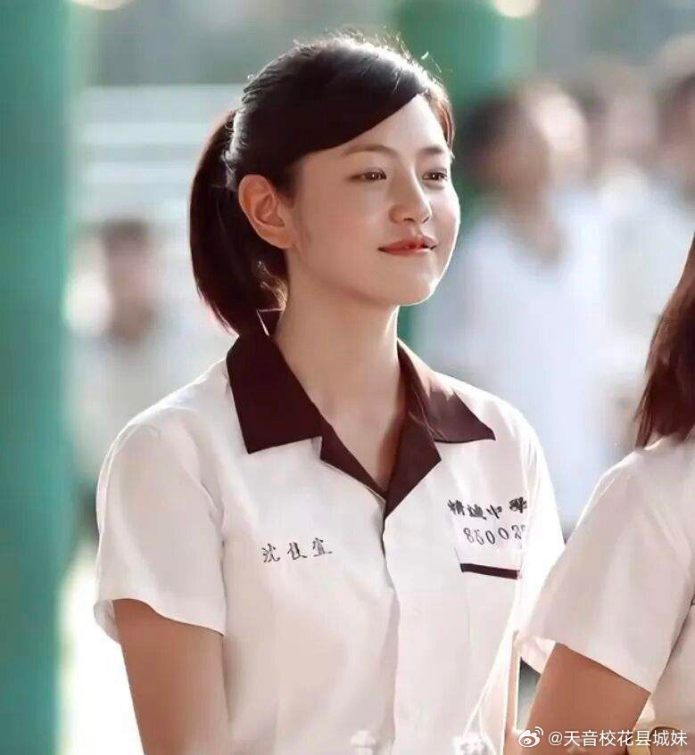 陈妍希曾经是南加大的校花，侯佩岑说她很出名，男生开跑车只为看她一眼。​​​