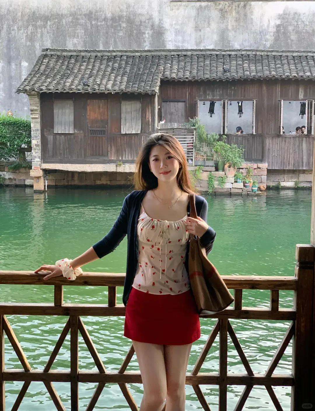 桥上美人倚栏杆，水边古风入画来。