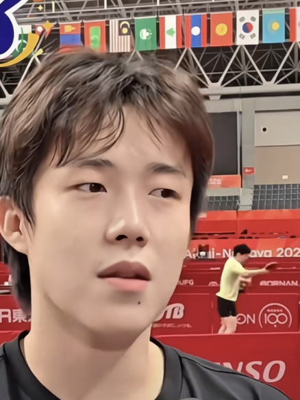 王楚钦的采访，意外曝光莎莎训练，她为什么一直练反手？有人问莱维，孙颖莎亚运会能夺冠吗？莱维说：美国大