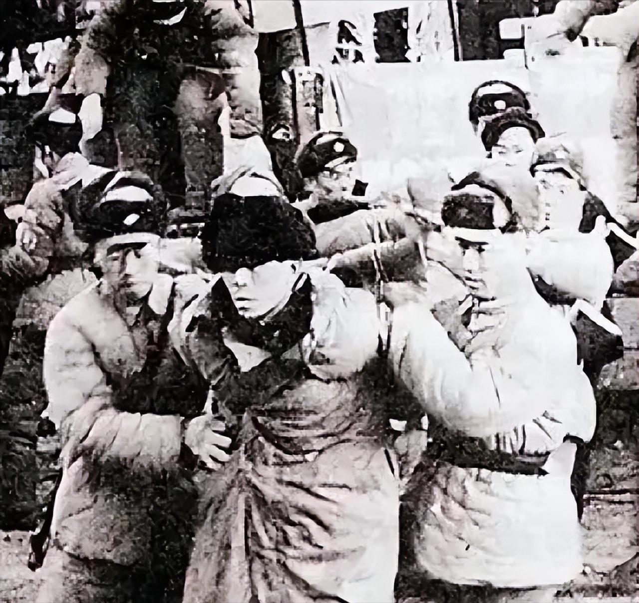 1978年，浙江黄岩，一大群警察冲进王金英家卧房，掀开了那块青石板，好家伙，底下
