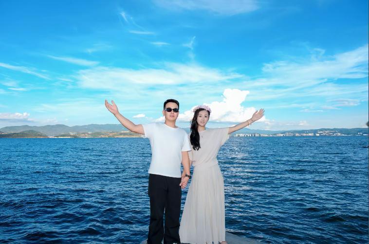 陈亚男，太高调了，什么话都敢说，敢为天下先。她和未婚夫大鹏去到海边拍婚纱照，分享