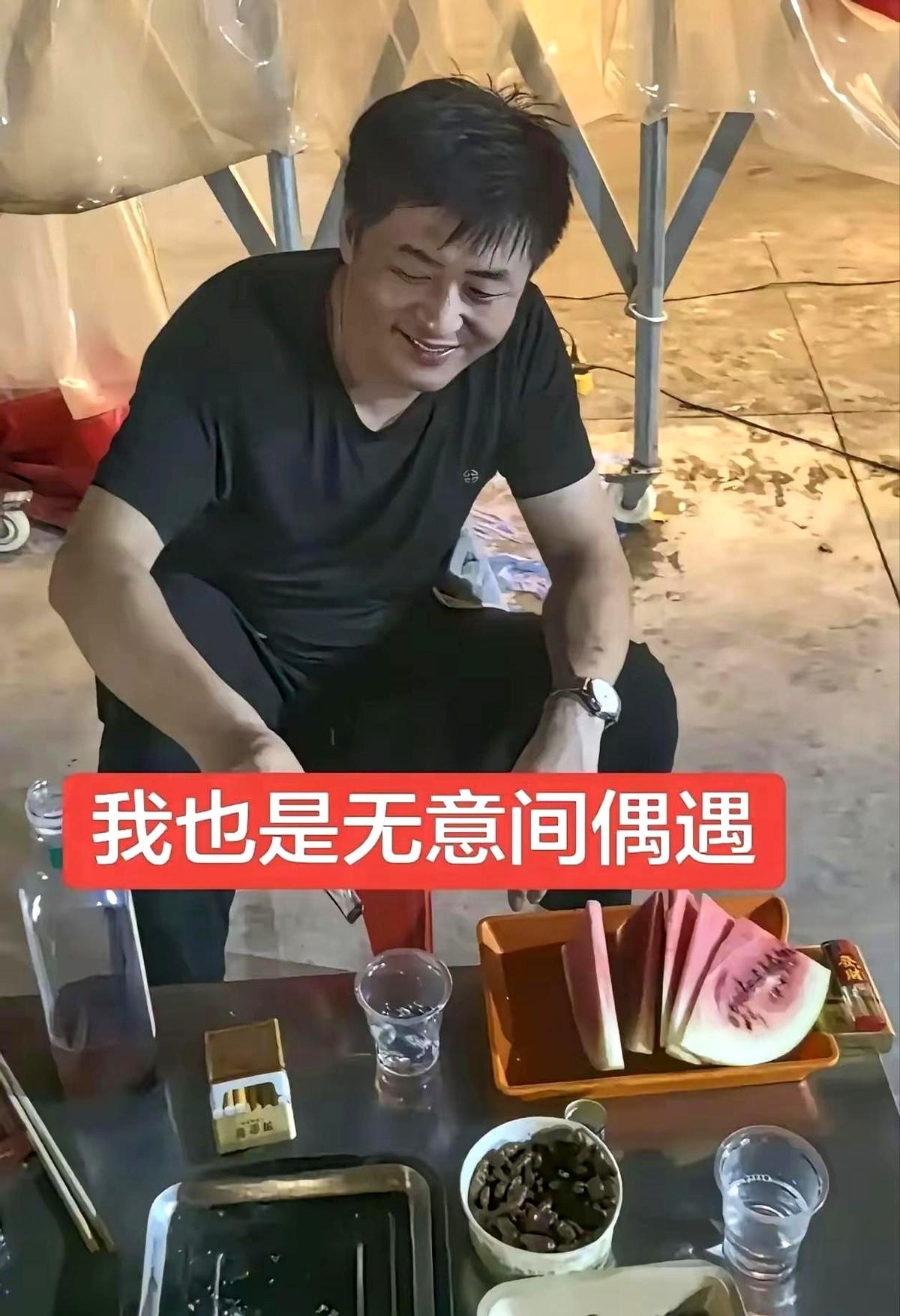 一个烧烤摊，最近把不少人看安静了。河南平顶山的陈杰，突然火了，直播间一度冲到8