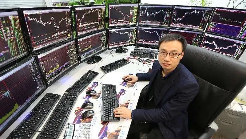 昨天跟一个私募的朋友吃饭，他神秘兮兮地掏出手机：“你猜一季度谁在悄悄买？”我一看