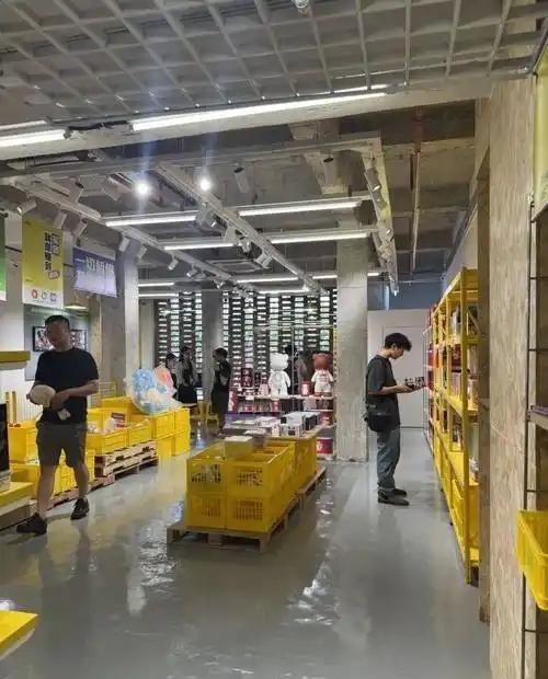 为什么唯独在我们中国，电商彻底干趴了实体店？这么说吧，同样的东西，网上卖300，