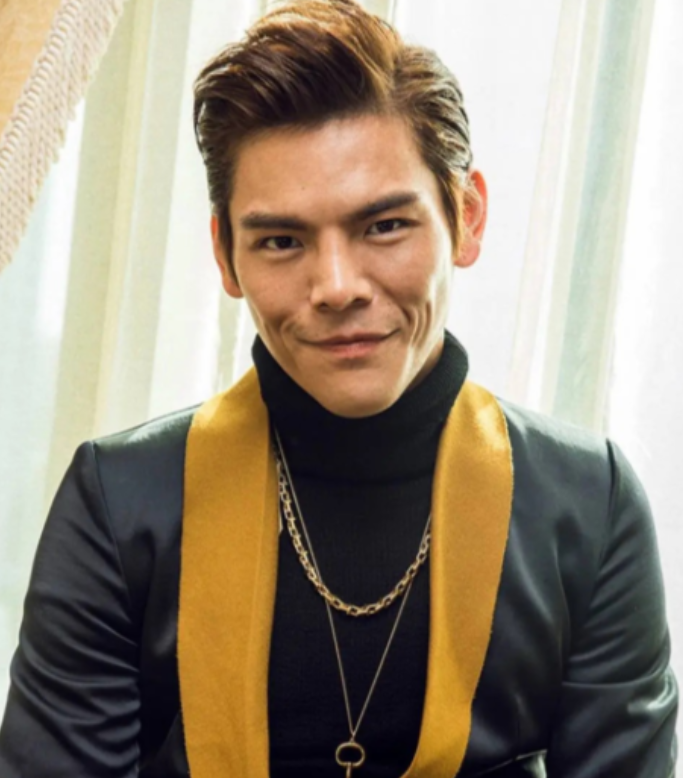 向佐说：“我感觉有愧于我的姐姐，也对不起我的弟弟。我的亲生妈妈一直比较忙，我那时