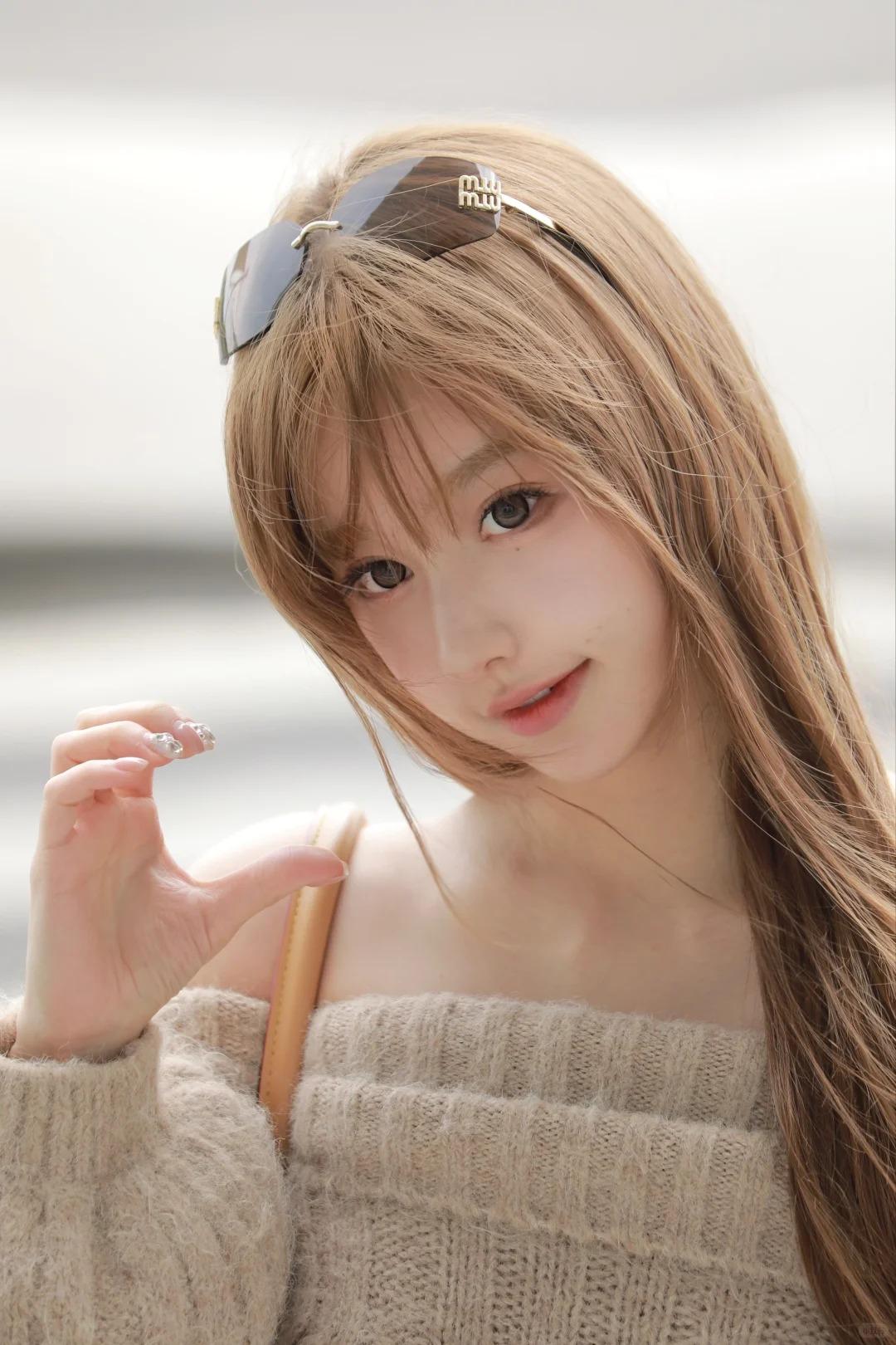 欧美风混血小美女，掌侧的纹路像刚摘的树叶脉络，清晰却不粗糙，从手腕延伸至指尖，像