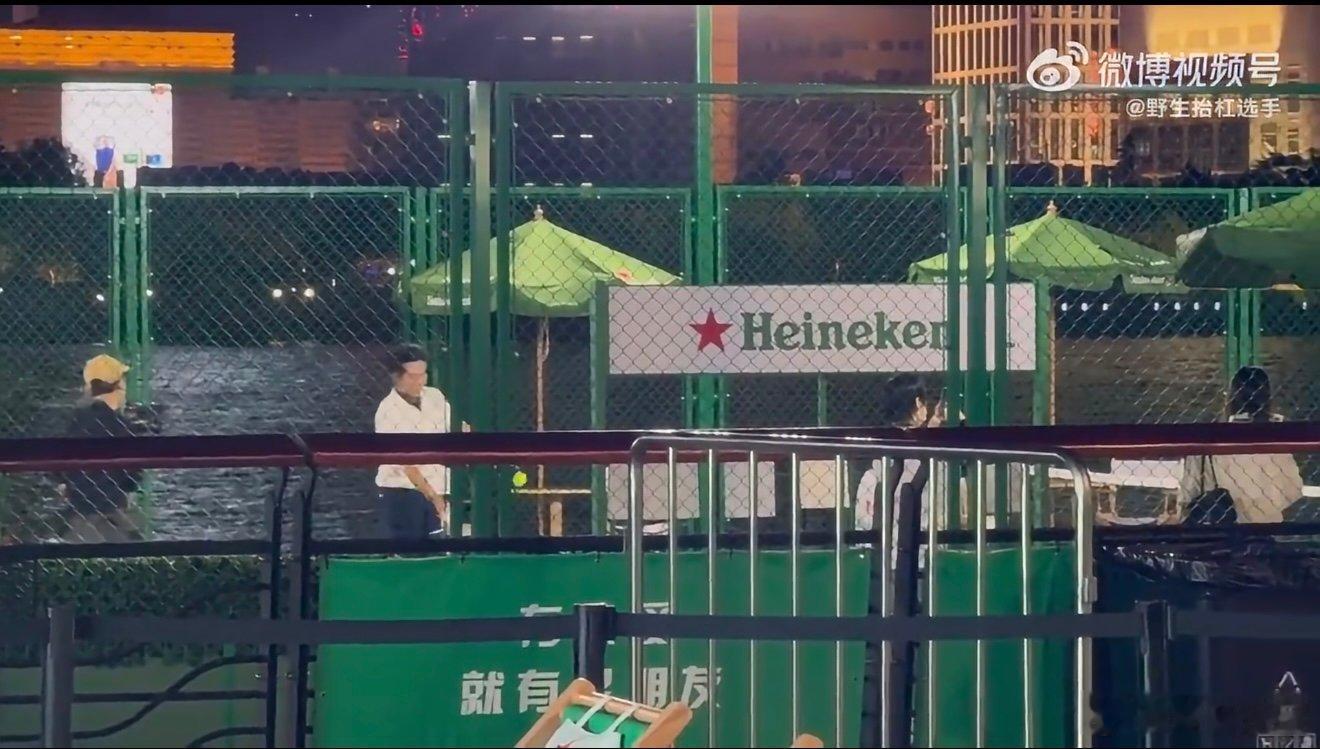 #北外滩偶遇郑恺江疏影打网球#北外滩新鲜路透曝光，郑恺约上老同学江疏影打网球，两个人尽情享受运动时光