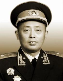 1949年二野四兵团途经湖北麻城，一位盲人老太太颤巍巍走过来，打听儿子的下落，陈