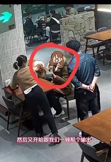小仙女带一大一小两条狗进餐厅遇阻，回头怒写300字差评投诉当事餐厅。江苏无锡
