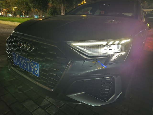 24款奥迪A3L时尚运动型天云灰用车感受首先说一下车辆外观，很运动，这套前脸我