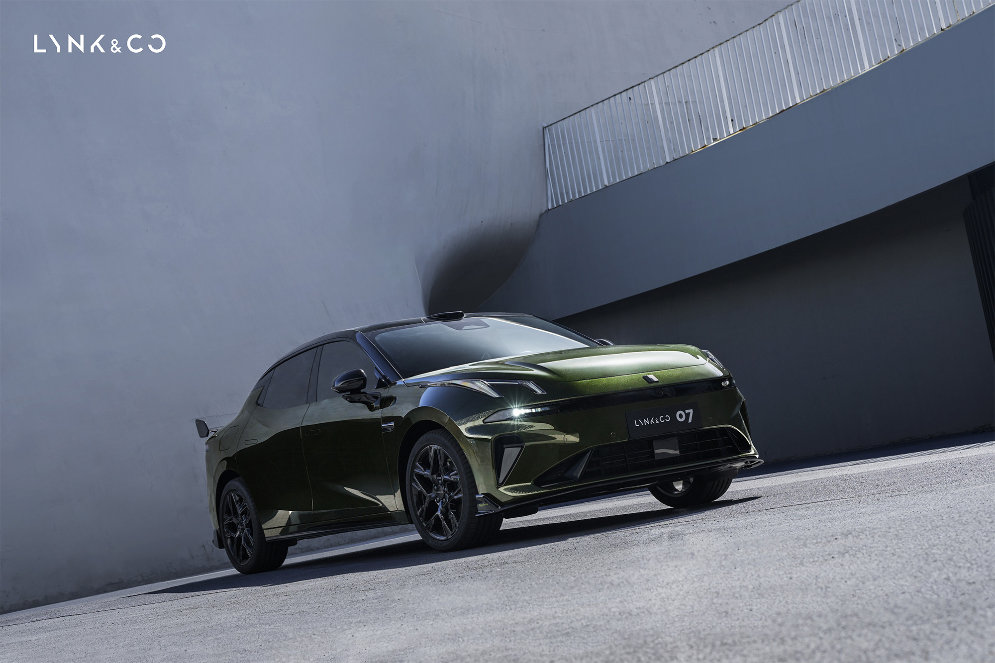 15万级新能源轿车与法拉利的共同点，竟然是碳纤维？没错！全新领克07EM-P碳