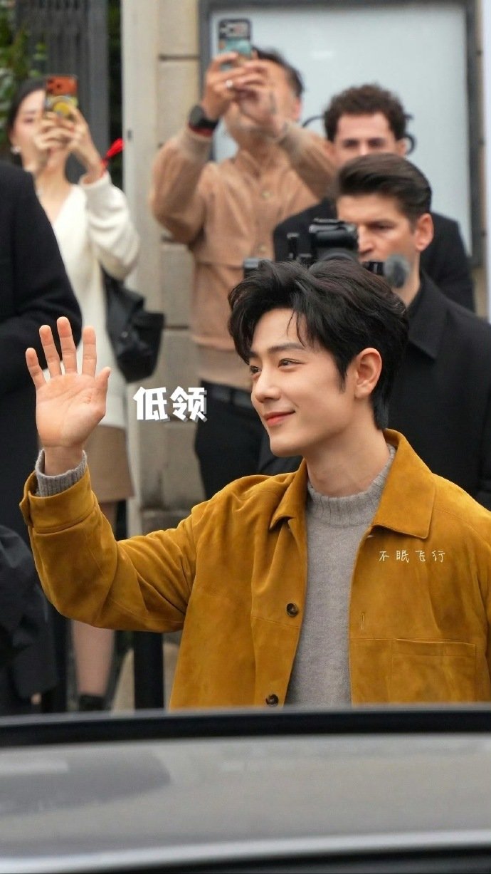 肖战热到一直擦汗肖战热到一直擦汗，场内是有多热啊~